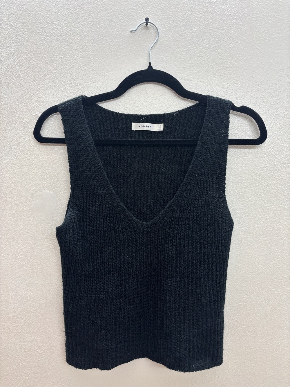 Mod Ref Cropped Black Ribbed V-Neck Knit Tank